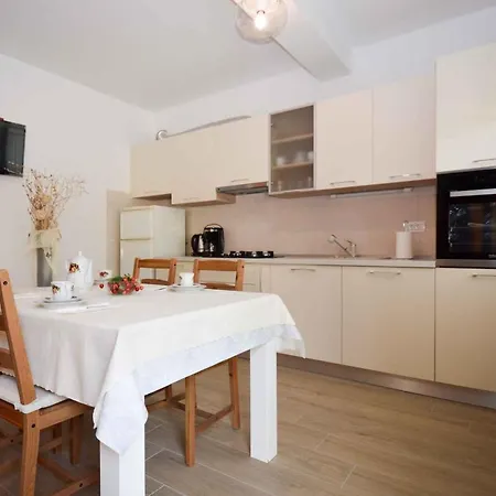 In Pula/istrien 11022 Apartment *
